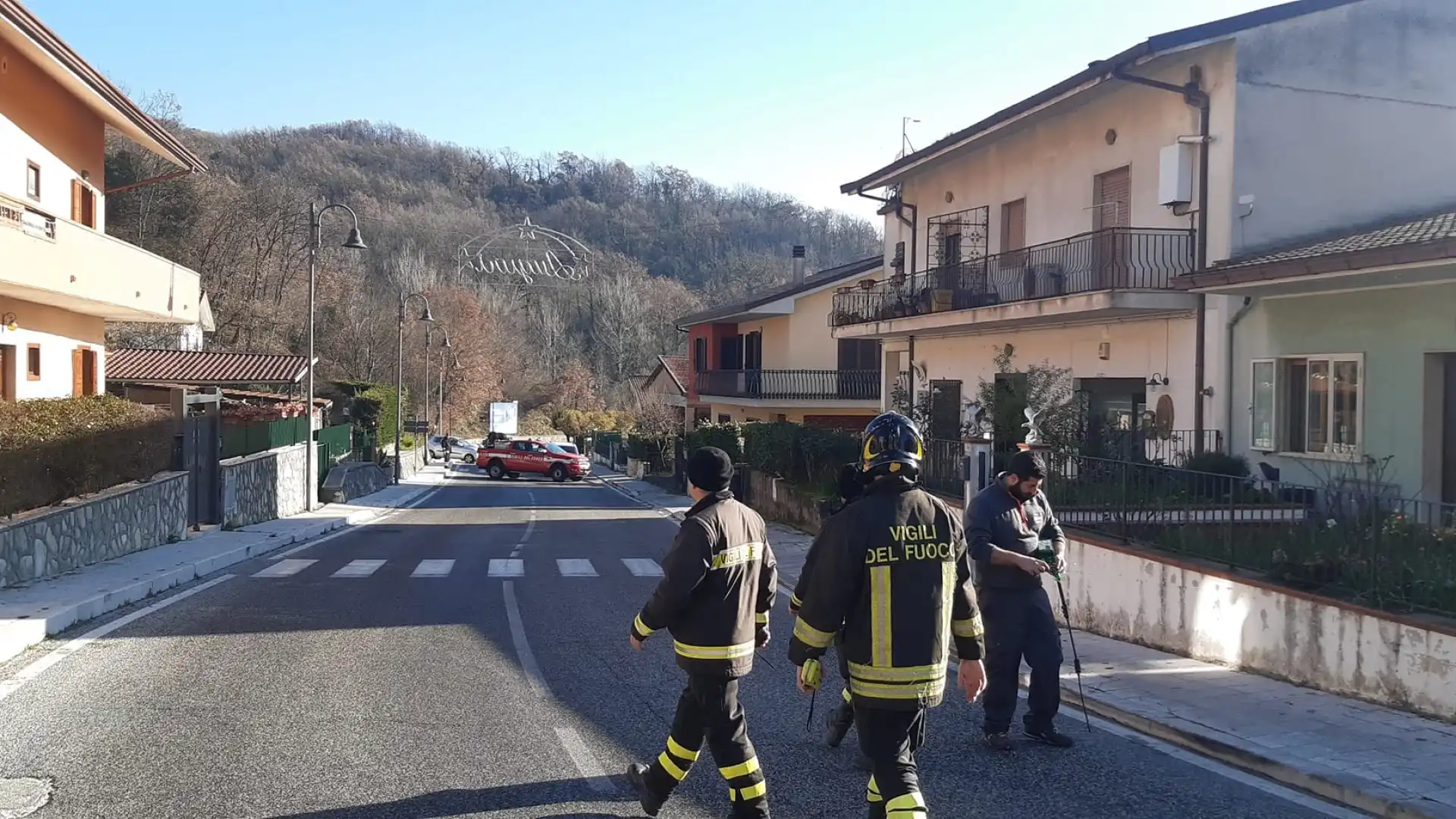 Colli a Volturno: perdita di gas lungo via Isernia. Strada chiusa al traffico e Vigili del Fuoco a lavoro.